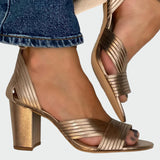 Κομψά πέδιλα με λουράκι