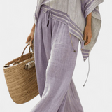 Σαλονάκι από μπαμπού με ρίγες, με ανοιχτούς ώμους και φαρδιά παντελόνια για ένα κομψό και φρέσκο στυλ