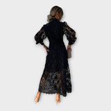 Εκλεπτυσμένο φόρεμα δαντέλας με κομψό σχεδιασμό