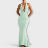 Κομψό γκαλά φόρεμα με ανοιχτή πλάτη και εντυπωσιακή λαιμόκοψη