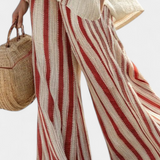 Συγκλονιστικό Κοστούμι Δύο Τεμαχίων Daisy με Κόκκινες Ρίγες σε Φυσική Υφή