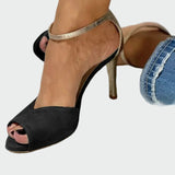 Κομψό πέδιλο με μεταλλικό λουράκι