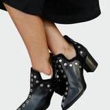 Μποτάκι με καρφιά και χοντρό τακούνι