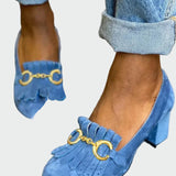 Γόβα με λεπτομέρεια φράντζας και χρυσή αγκράφα