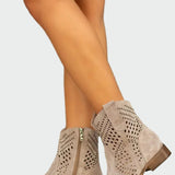 Μποτάκι με διάτρητο σχέδιο και πλαϊνό φερμουάρ