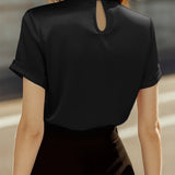 Σοφιστικέ Λευκή Σατέν Μπλούζα με Σύγχρονο Κόψιμο Λαιμού