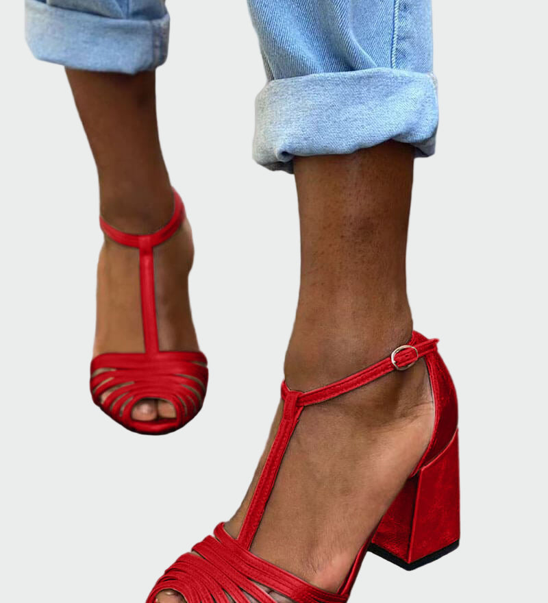 Κομψά πέδιλα με λουράκι σε σχήμα Τ