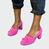 Γόβα με λεπτομέρεια φράντζας και χρυσή αγκράφα