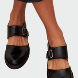 Μπαλαρίνα με αγκράφα και διακοσμητικές λεπτομέρειες