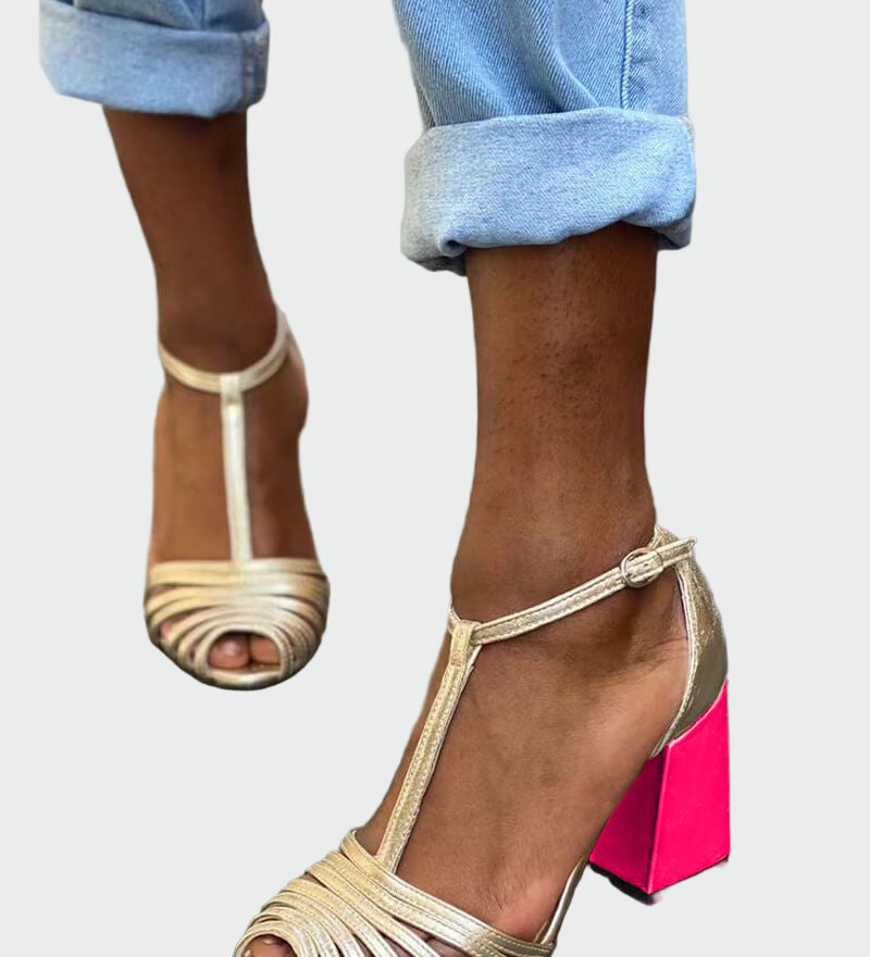 Κομψά πέδιλα με λουράκι σε σχήμα Τ