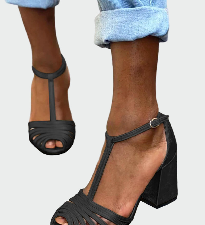 Κομψά πέδιλα με λουράκι σε σχήμα Τ