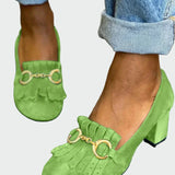 Γόβα με λεπτομέρεια φράντζας και χρυσή αγκράφα