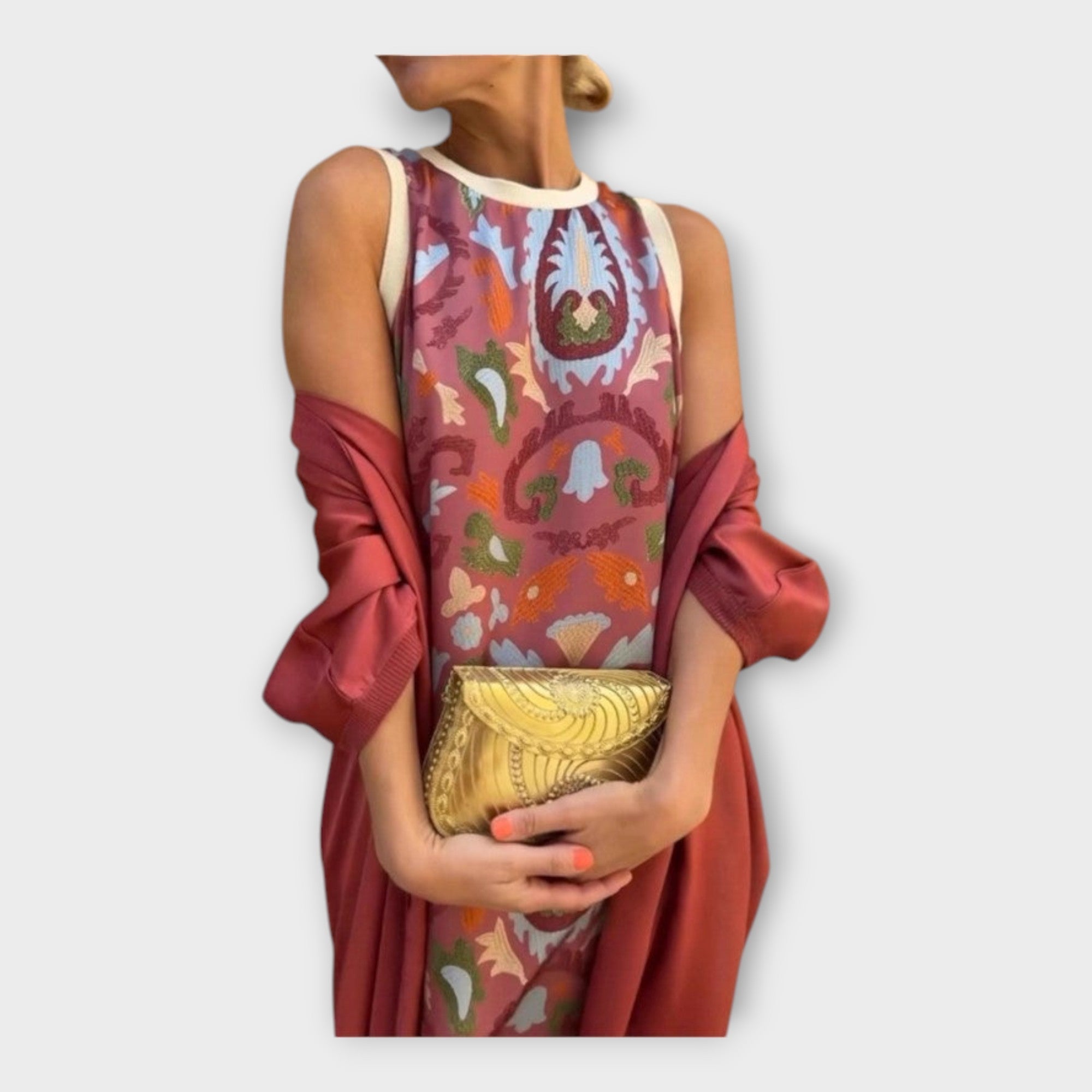 Κομψό Φόρεμα με Εντυπωσιακά Μοτίβα