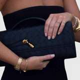 Τσάντα Clutch Melanie με Λεπτομέρεια Χρυσού Κόμπου