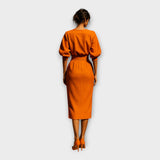 Κομψό φόρεμα με εκλεπτυσμένο σχεδιασμό και minimal αισθητική